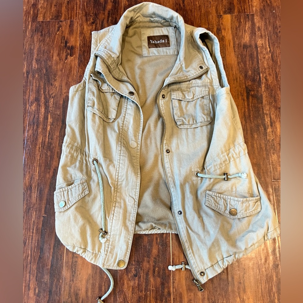 Yahada Vest
